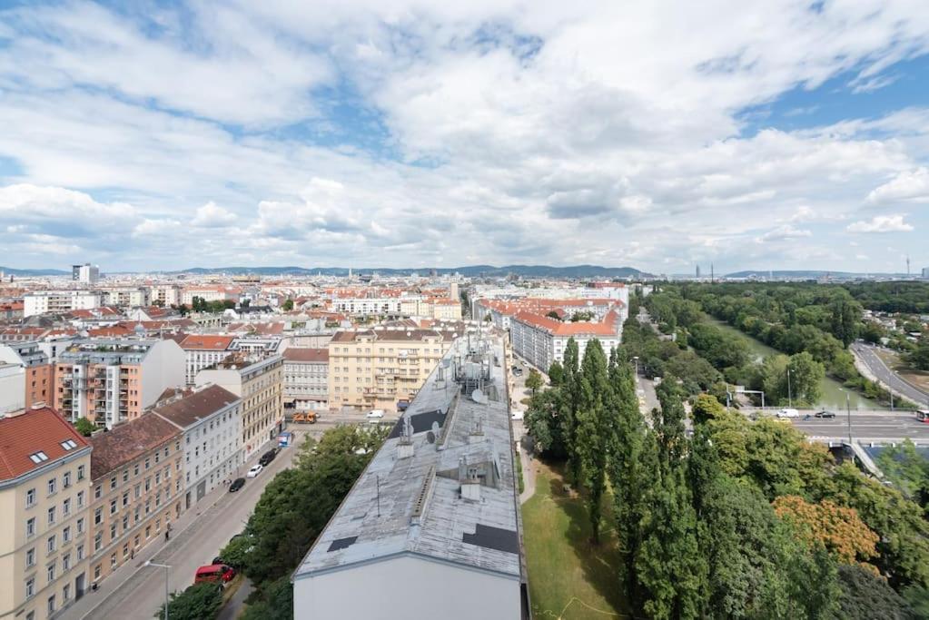 Hoch Hinaus, Neu Und Stilvoll Mit Pool Am Dach Apartment Виена Екстериор снимка