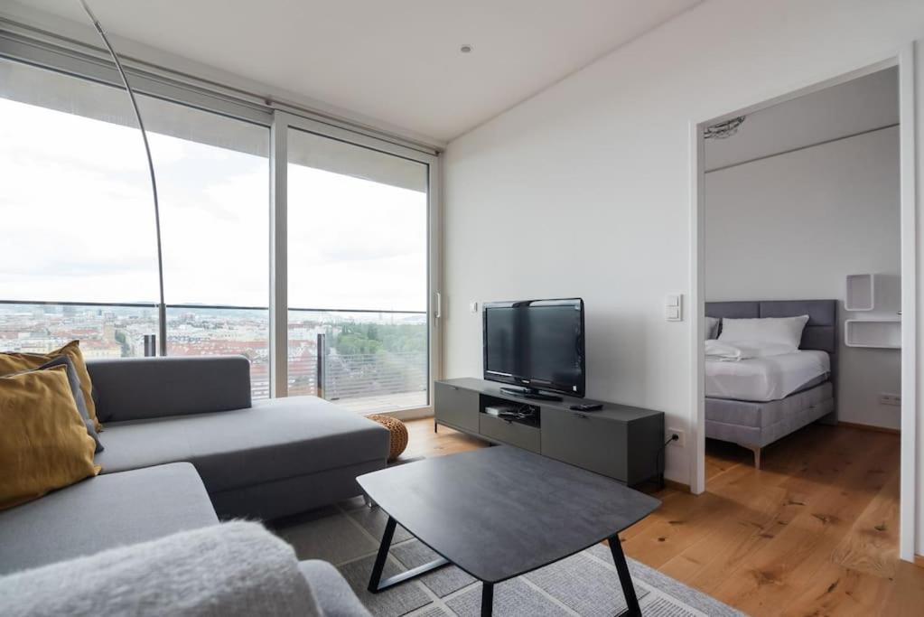 Hoch Hinaus, Neu Und Stilvoll Mit Pool Am Dach Apartment Виена Екстериор снимка