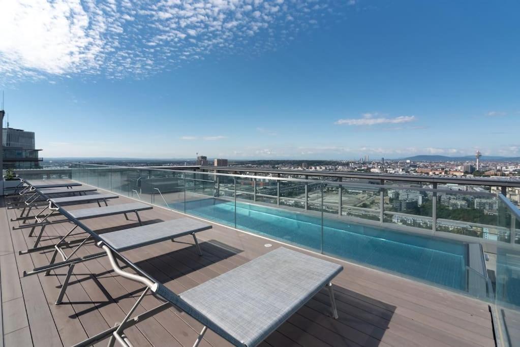 Hoch Hinaus, Neu Und Stilvoll Mit Pool Am Dach Apartment Виена Екстериор снимка