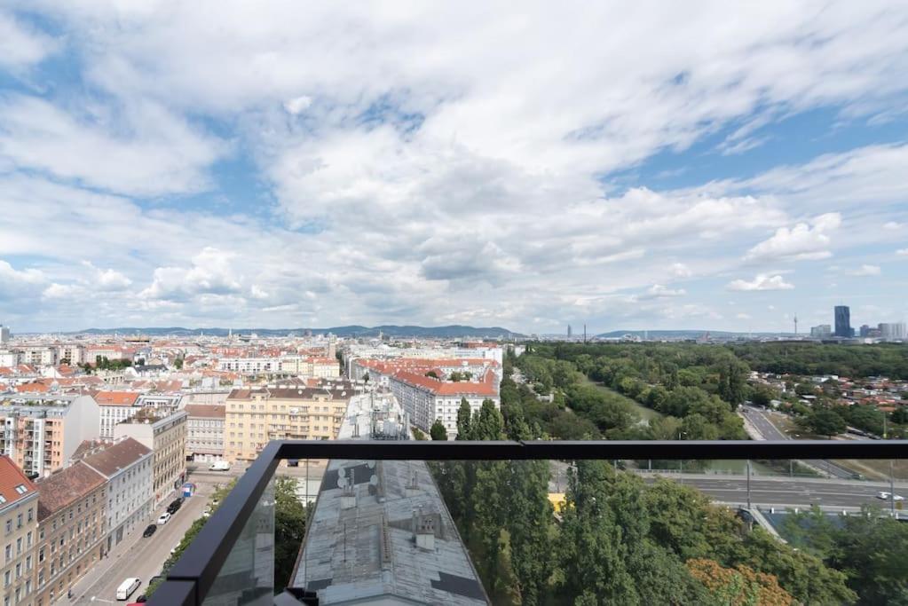 Hoch Hinaus, Neu Und Stilvoll Mit Pool Am Dach Apartment Виена Екстериор снимка