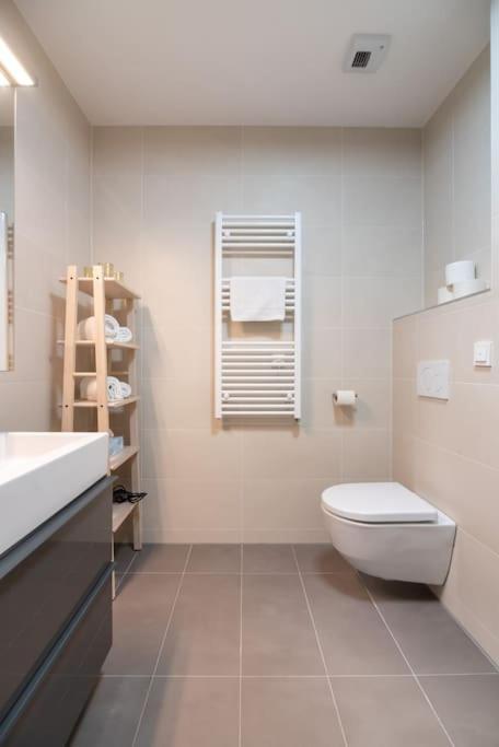 Hoch Hinaus, Neu Und Stilvoll Mit Pool Am Dach Apartment Виена Екстериор снимка