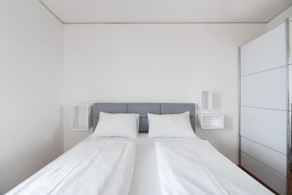 Hoch Hinaus, Neu Und Stilvoll Mit Pool Am Dach Apartment Виена Екстериор снимка