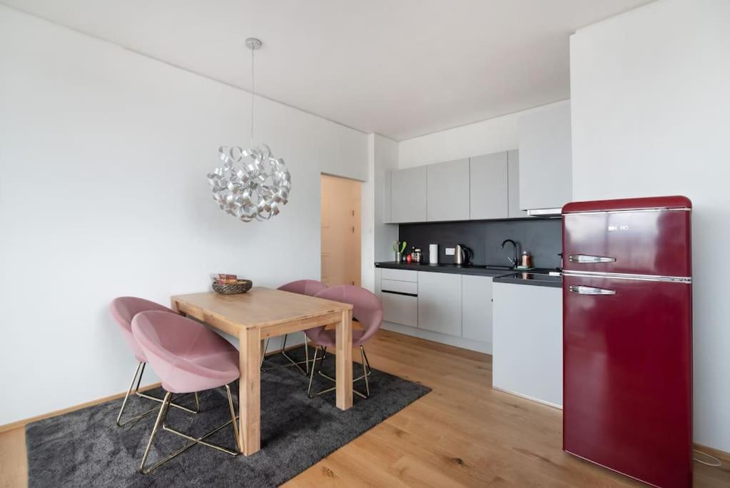 Hoch Hinaus, Neu Und Stilvoll Mit Pool Am Dach Apartment Виена Екстериор снимка