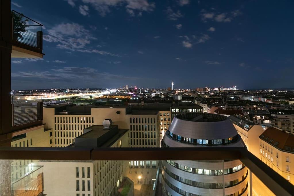 Hoch Hinaus, Neu Und Stilvoll Mit Pool Am Dach Apartment Виена Екстериор снимка