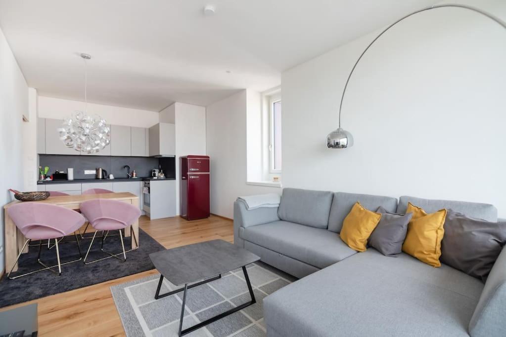 Hoch Hinaus, Neu Und Stilvoll Mit Pool Am Dach Apartment Виена Екстериор снимка