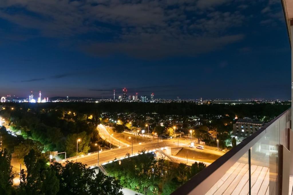 Hoch Hinaus, Neu Und Stilvoll Mit Pool Am Dach Apartment Виена Екстериор снимка
