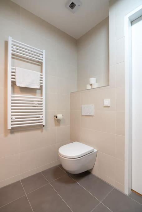 Hoch Hinaus, Neu Und Stilvoll Mit Pool Am Dach Apartment Виена Екстериор снимка