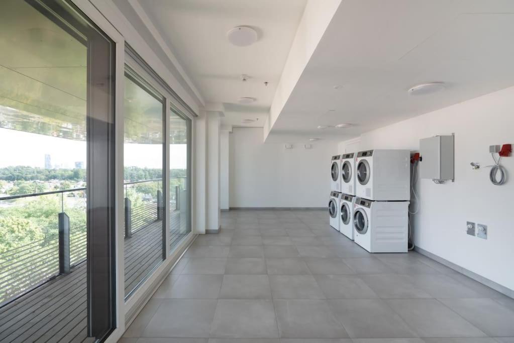 Hoch Hinaus, Neu Und Stilvoll Mit Pool Am Dach Apartment Виена Екстериор снимка