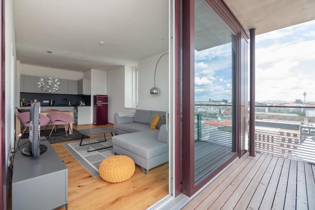 Hoch Hinaus, Neu Und Stilvoll Mit Pool Am Dach Apartment Виена Екстериор снимка