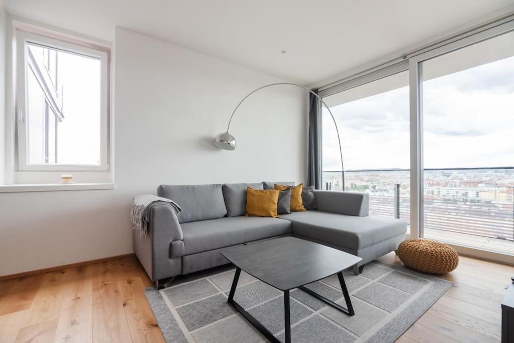 Hoch Hinaus, Neu Und Stilvoll Mit Pool Am Dach Apartment Виена Екстериор снимка