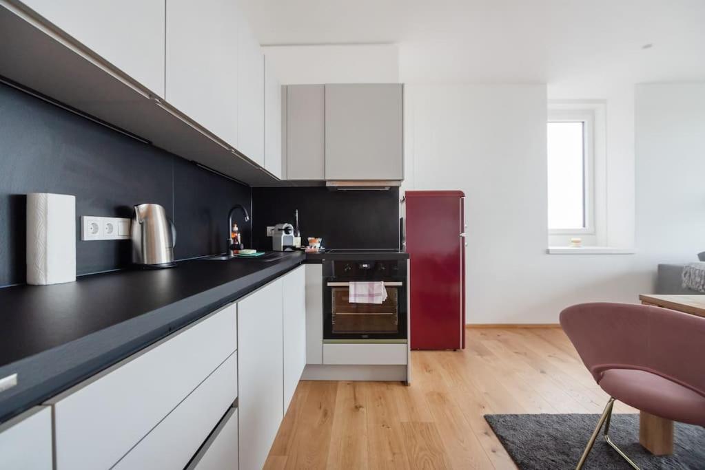 Hoch Hinaus, Neu Und Stilvoll Mit Pool Am Dach Apartment Виена Екстериор снимка