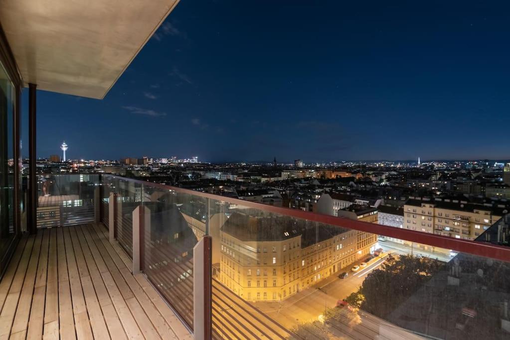 Hoch Hinaus, Neu Und Stilvoll Mit Pool Am Dach Apartment Виена Екстериор снимка