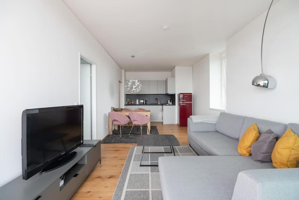 Hoch Hinaus, Neu Und Stilvoll Mit Pool Am Dach Apartment Виена Екстериор снимка