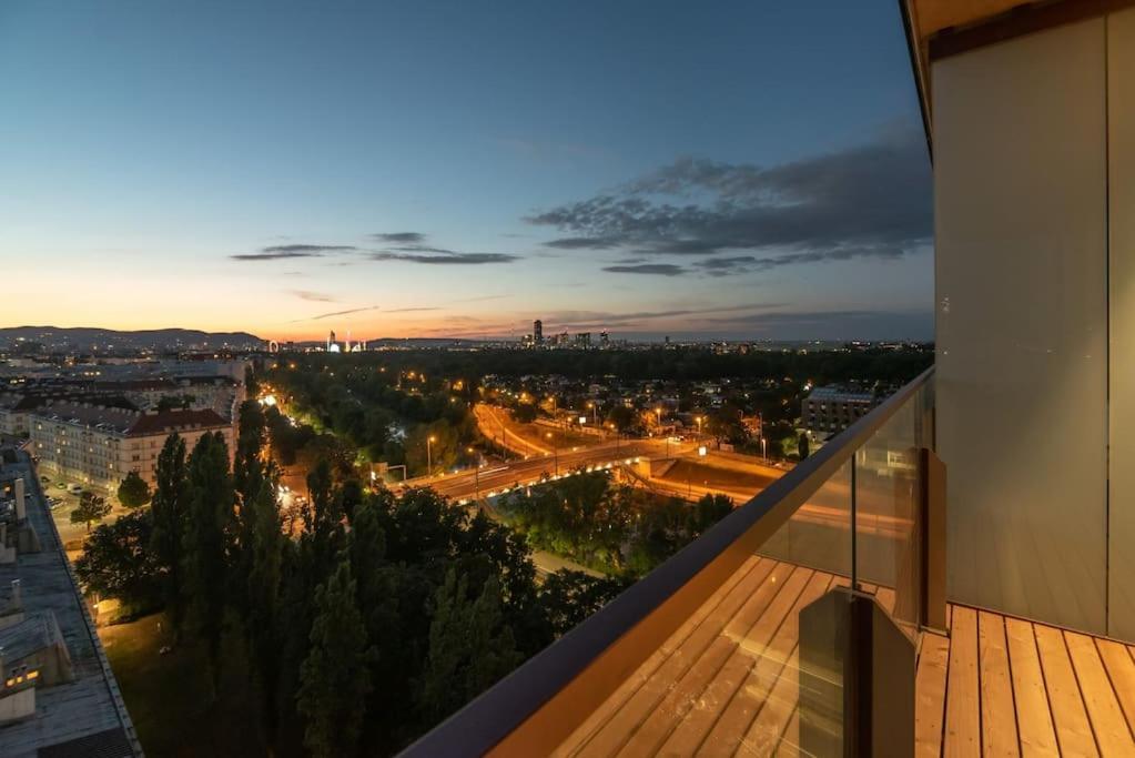 Hoch Hinaus, Neu Und Stilvoll Mit Pool Am Dach Apartment Виена Екстериор снимка