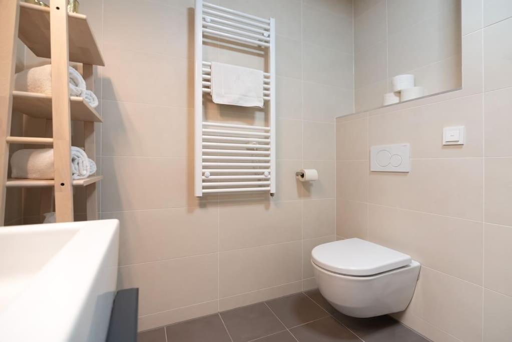 Hoch Hinaus, Neu Und Stilvoll Mit Pool Am Dach Apartment Виена Екстериор снимка
