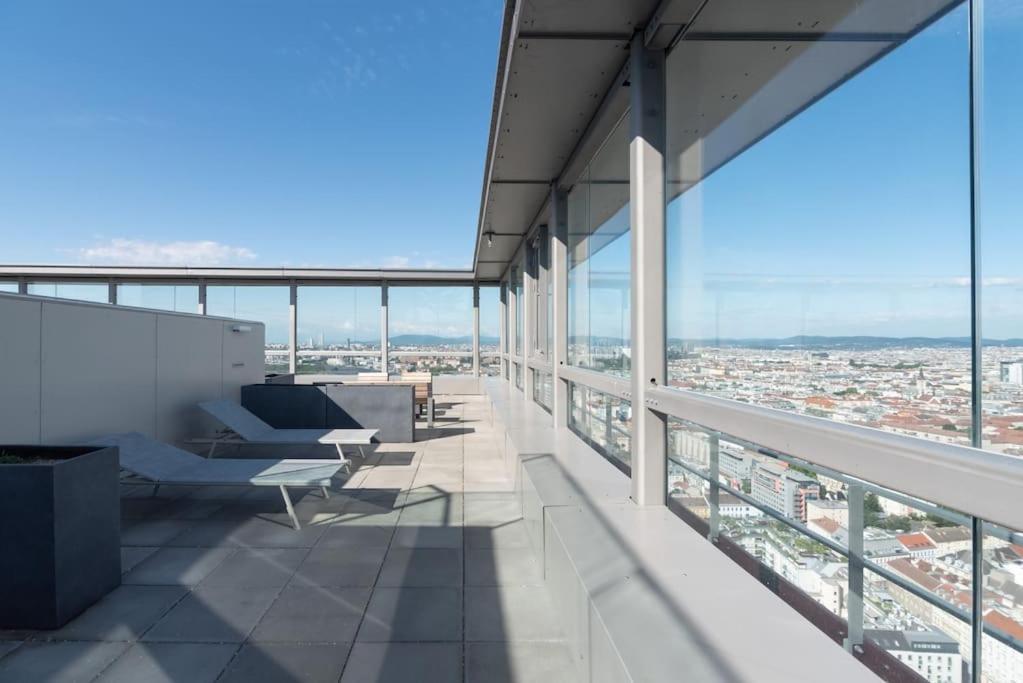 Hoch Hinaus, Neu Und Stilvoll Mit Pool Am Dach Apartment Виена Екстериор снимка